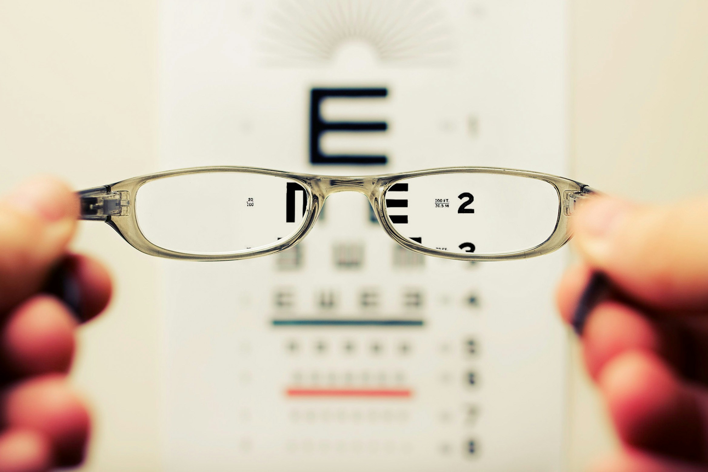Brille vor einer Sehtafel