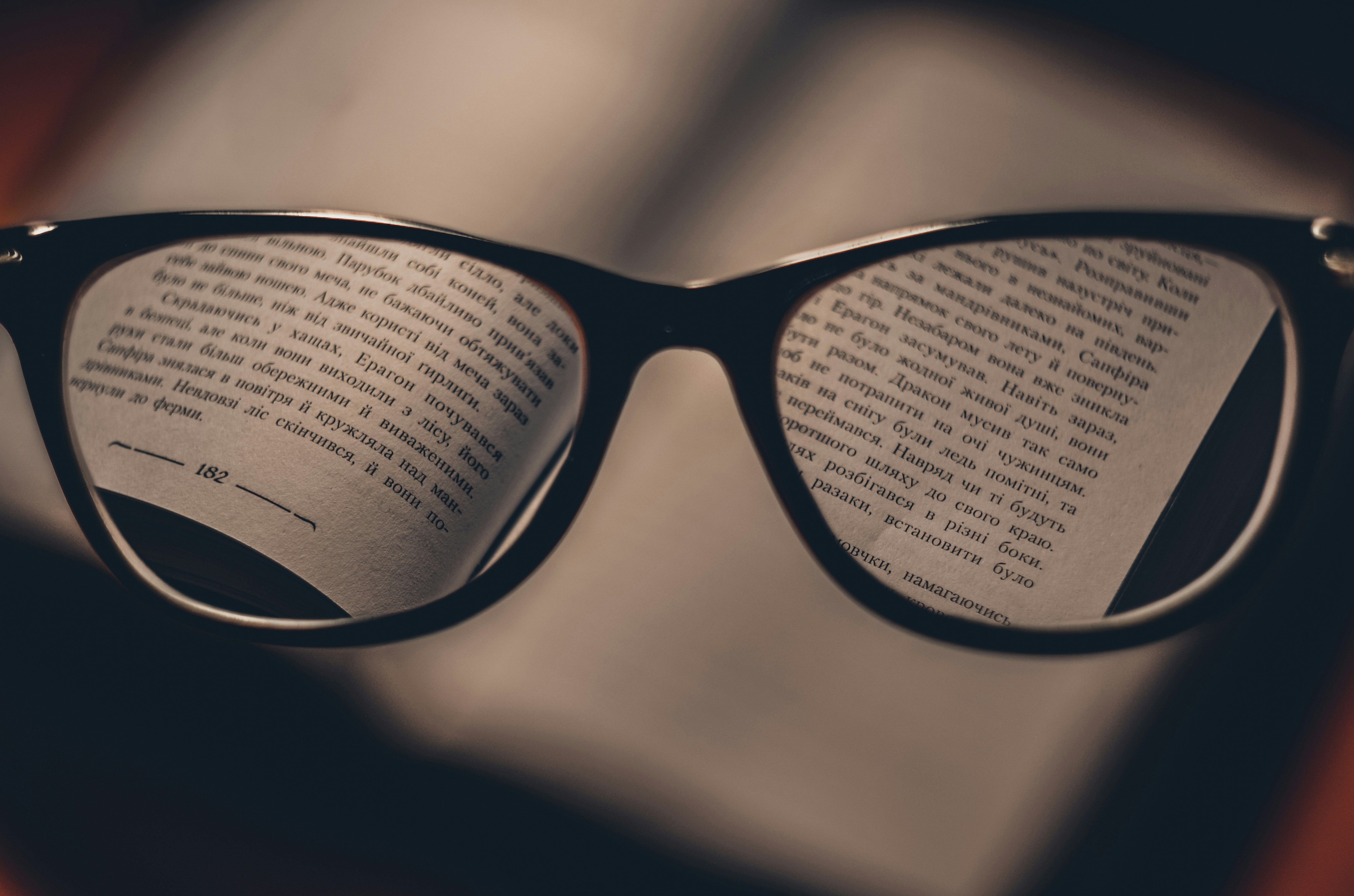 Lesebrille auf einem Buch