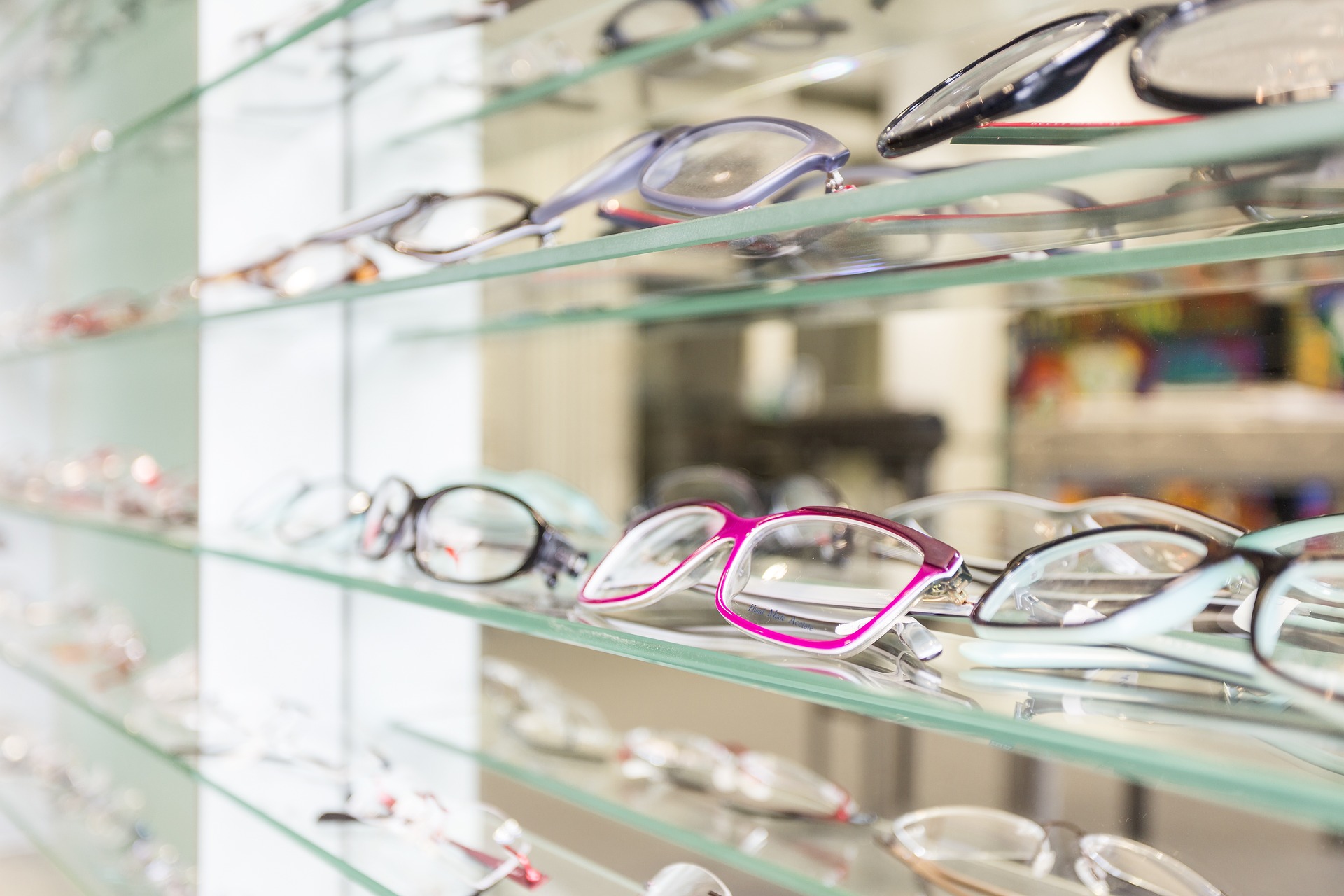 Brillenauswahl bei Optik Ebeler in Kaarst