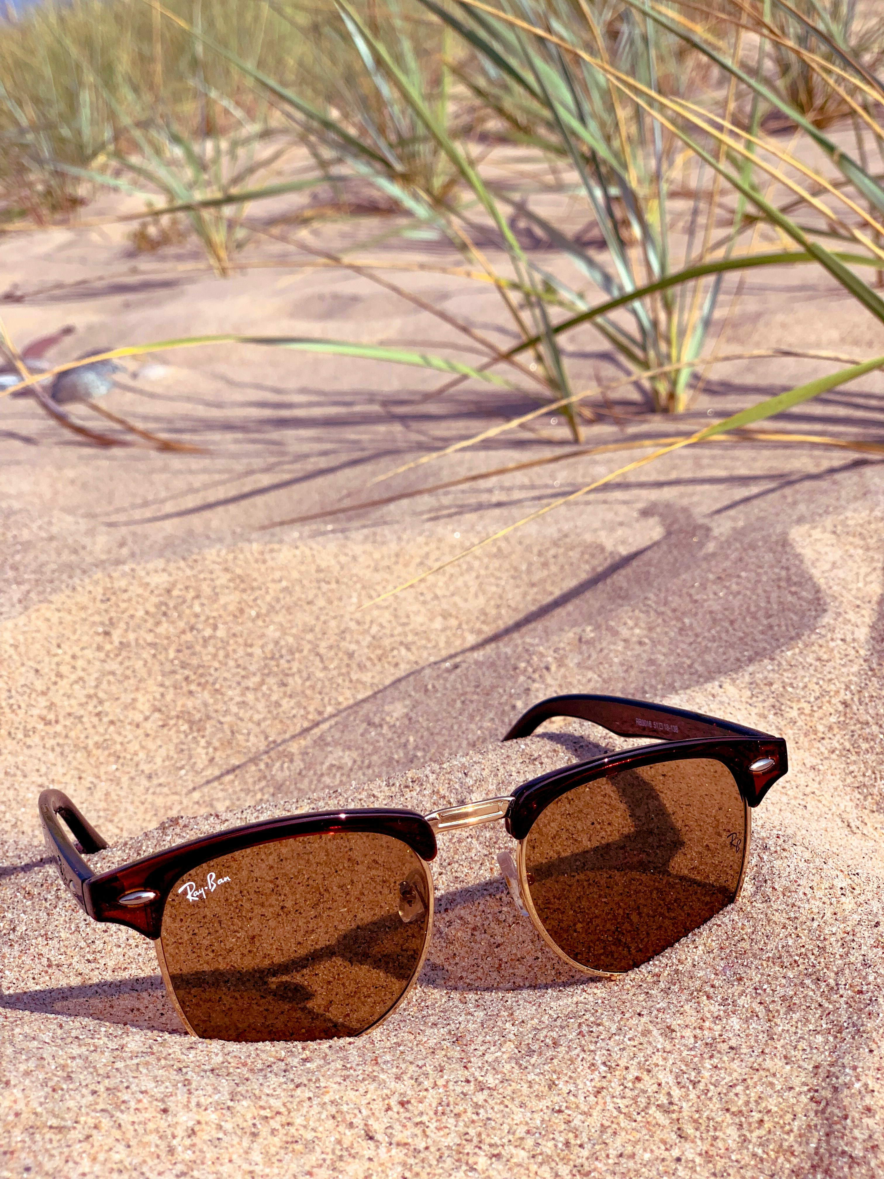 Sonnenbrille im Sand